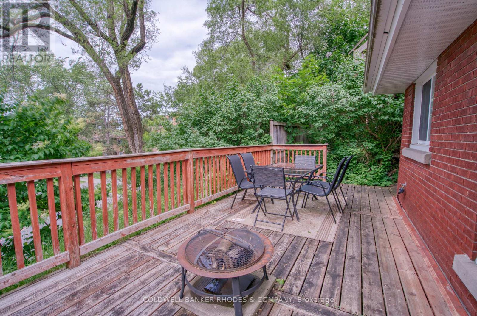Oversized deck off of the kitchen - 1430 Edgecliffe Avenue, Ottawa, ON
