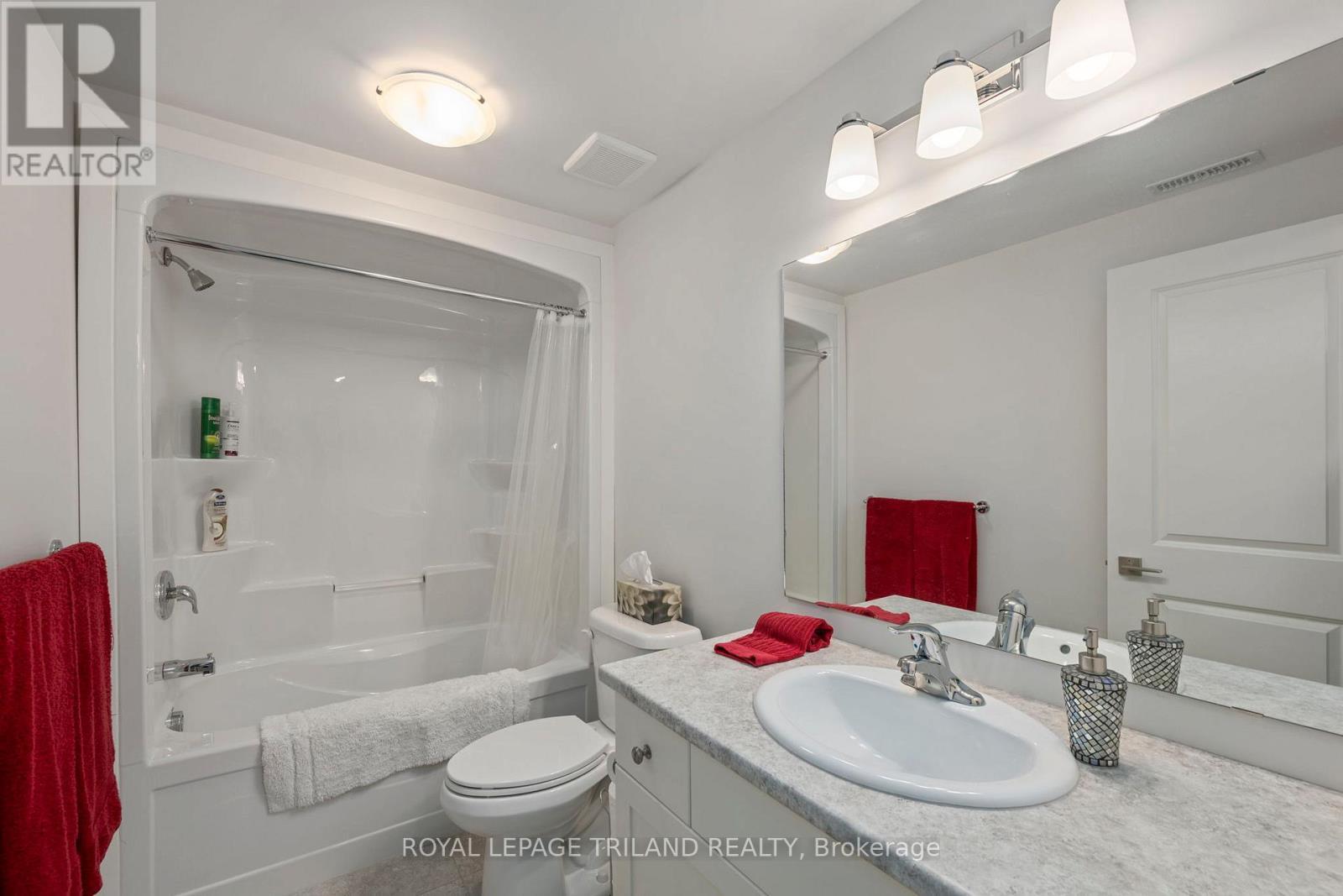 32 Charter Creek Court, St. Thomas, ON - Indoor Photo Showing Bathroom