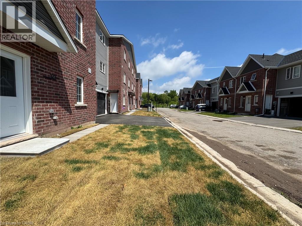 Row of modern townhomes featuring brick and siding exteriors - 119 Highriver Trail Unit# Main, Welland, ON - Outdoor