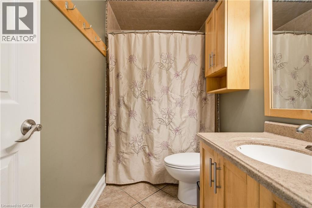 4 piece bathroom. - 80 Wendover Drive, Hamilton, ON