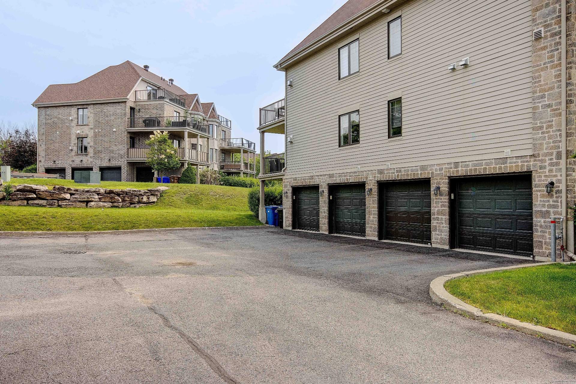 Garage - 1-185 Rue Du Sanctuaire, Sainte-Julie, QC - Outdoor