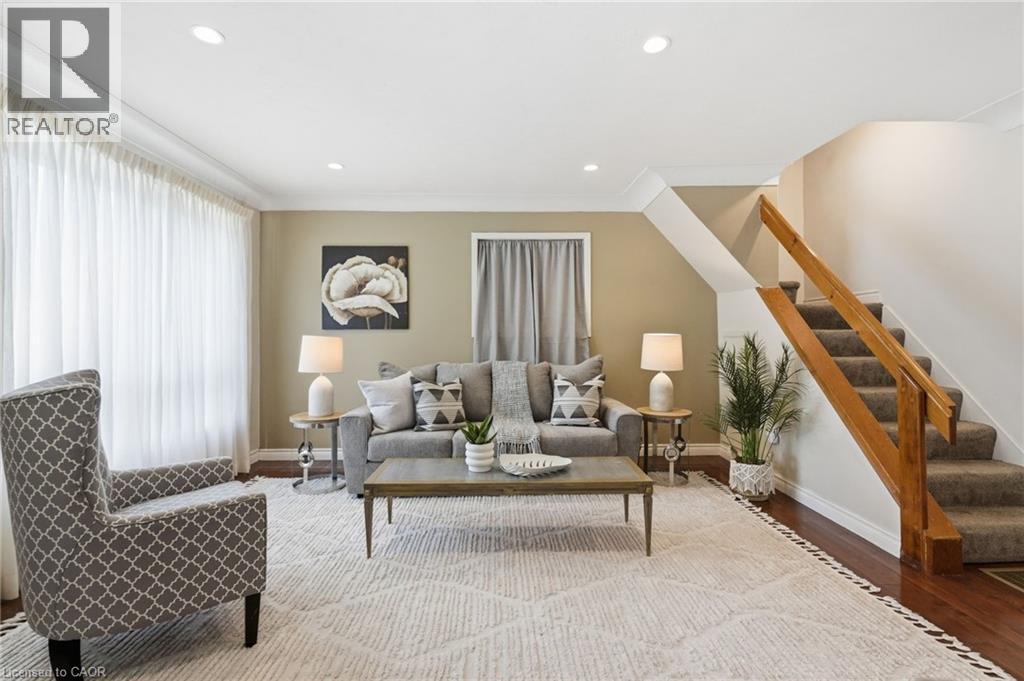 35 Chatham Street, Hamilton, ON - Indoor Photo Showing Living Room