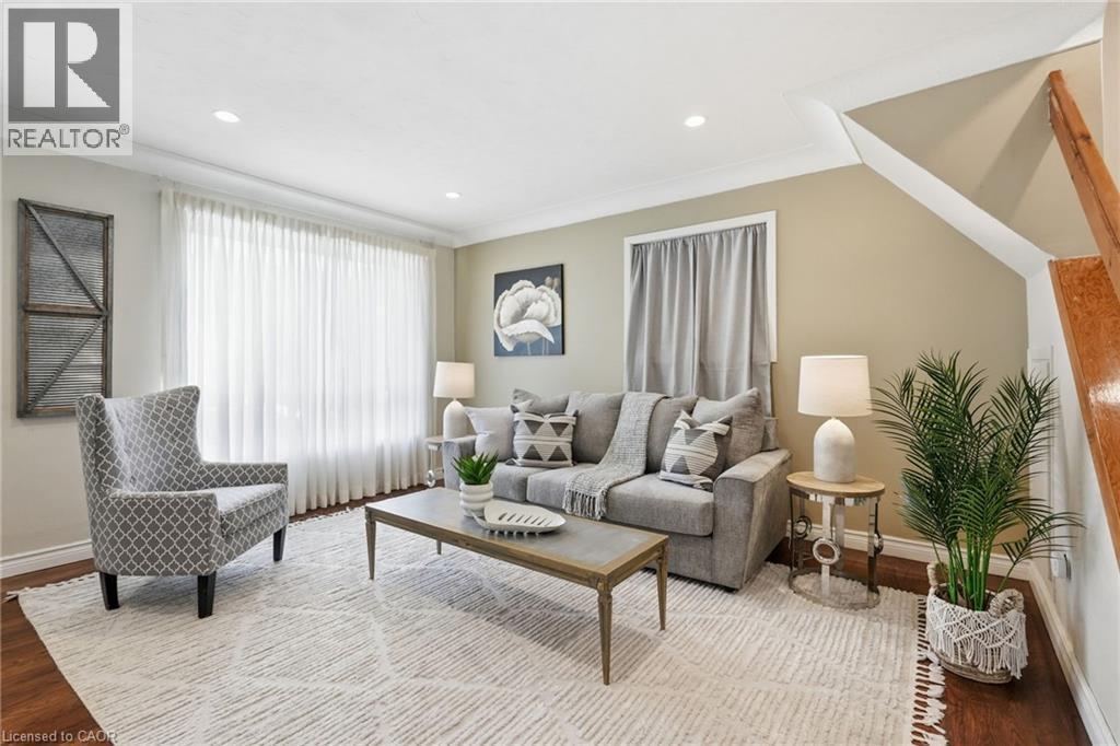 35 Chatham Street, Hamilton, ON - Indoor Photo Showing Living Room