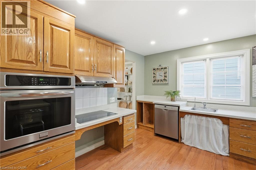35 Chatham Street, Hamilton, ON - Indoor Photo Showing Kitchen