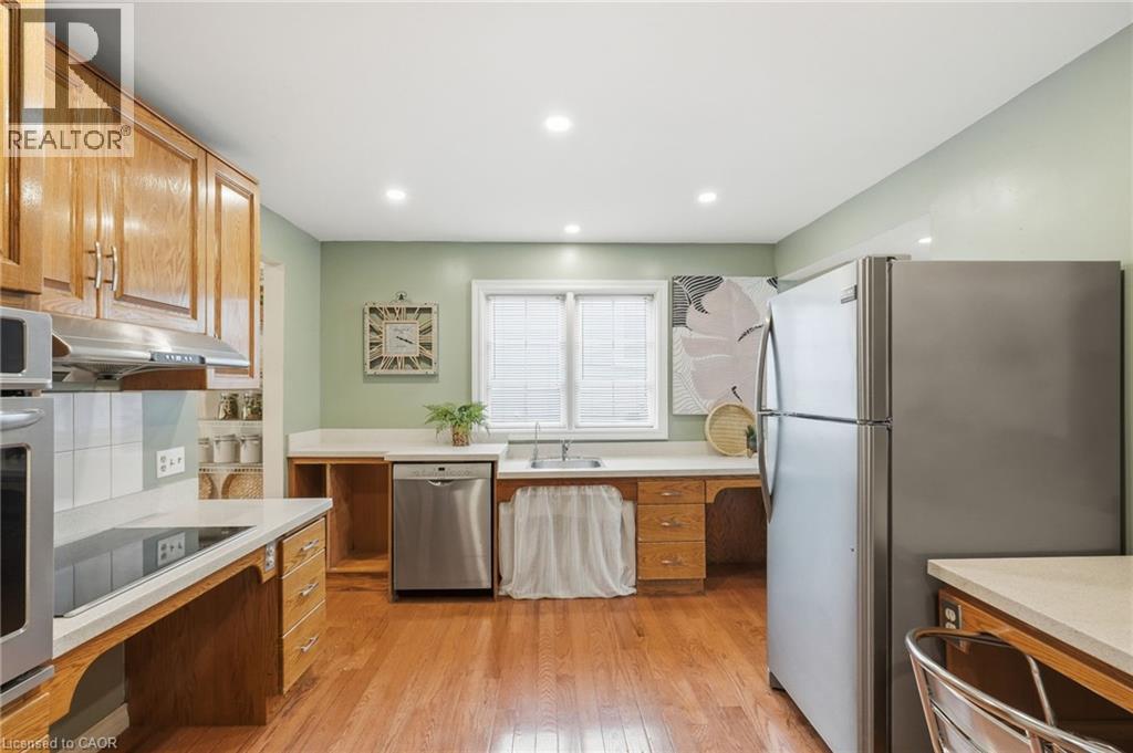 35 Chatham Street, Hamilton, ON - Indoor Photo Showing Kitchen