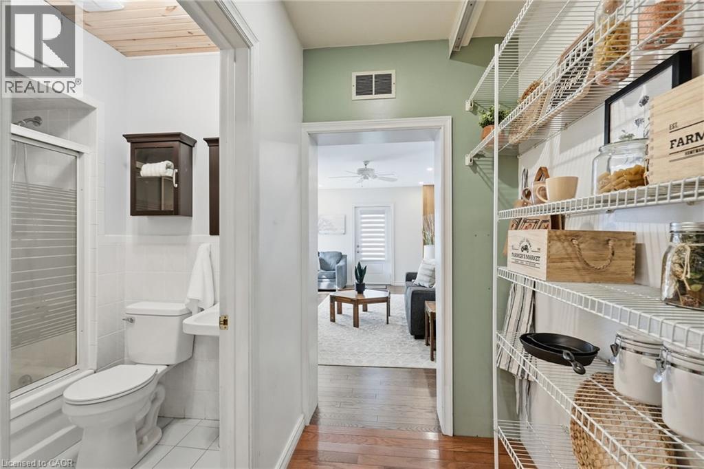 35 Chatham Street, Hamilton, ON - Indoor Photo Showing Bathroom
