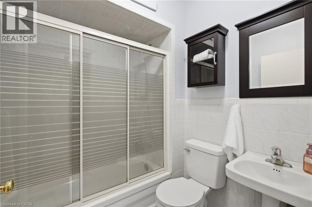 35 Chatham Street, Hamilton, ON - Indoor Photo Showing Bathroom