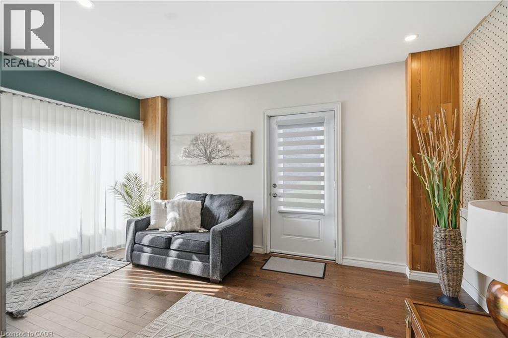 35 Chatham Street, Hamilton, ON - Indoor Photo Showing Living Room