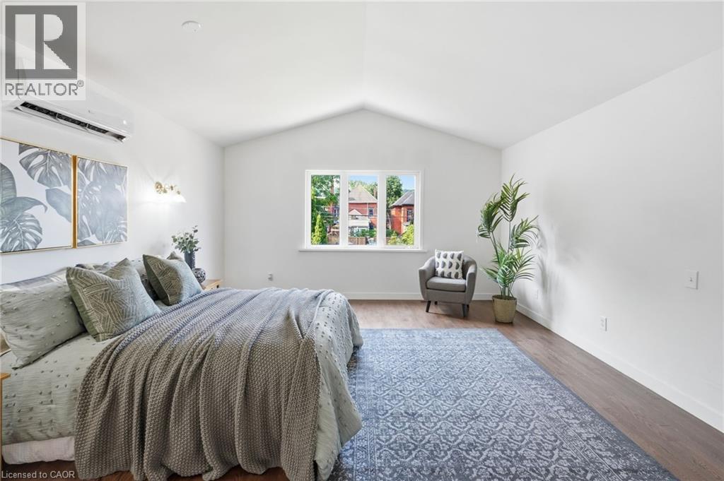 35 Chatham Street, Hamilton, ON - Indoor Photo Showing Bedroom