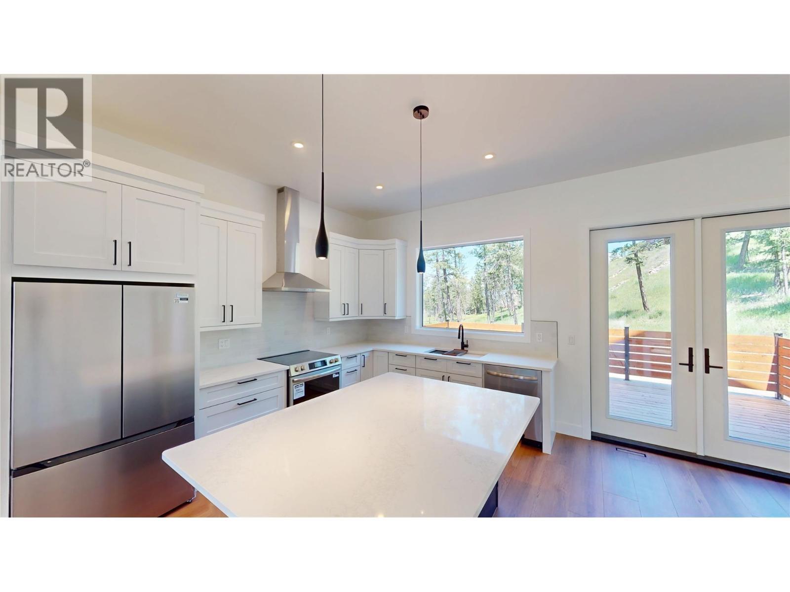 2636 Taynton Trail, Invermere, BC - Indoor Photo Showing Kitchen