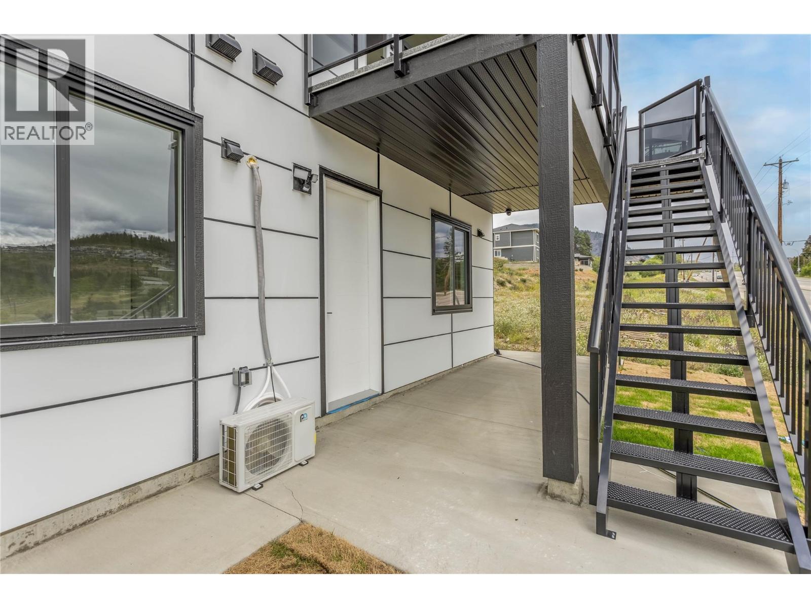 Suite Entry Door - 1152 Hume Avenue, Kelowna, BC