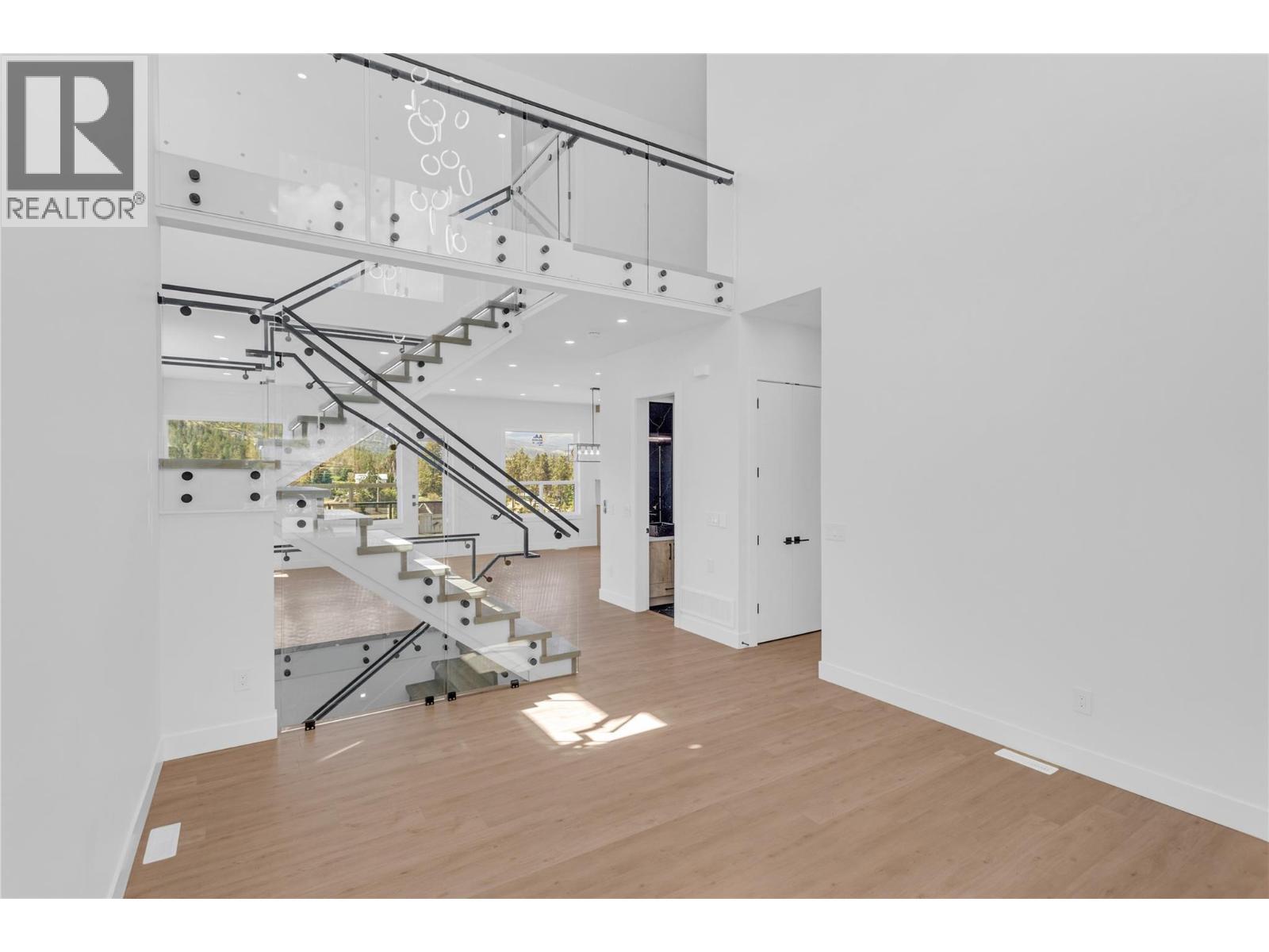 Front Entry Foyer - 1152 Hume Avenue, Kelowna, BC