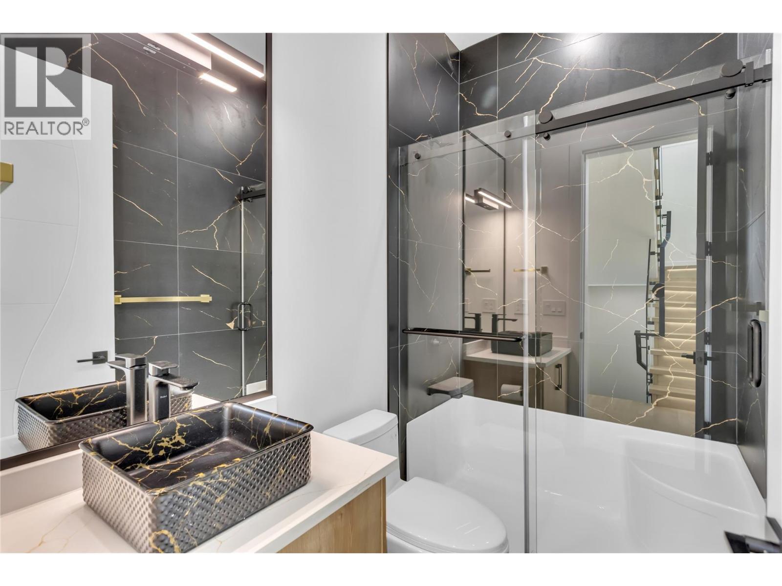 Full Bathroom on Main Floor - 1152 Hume Avenue, Kelowna, BC