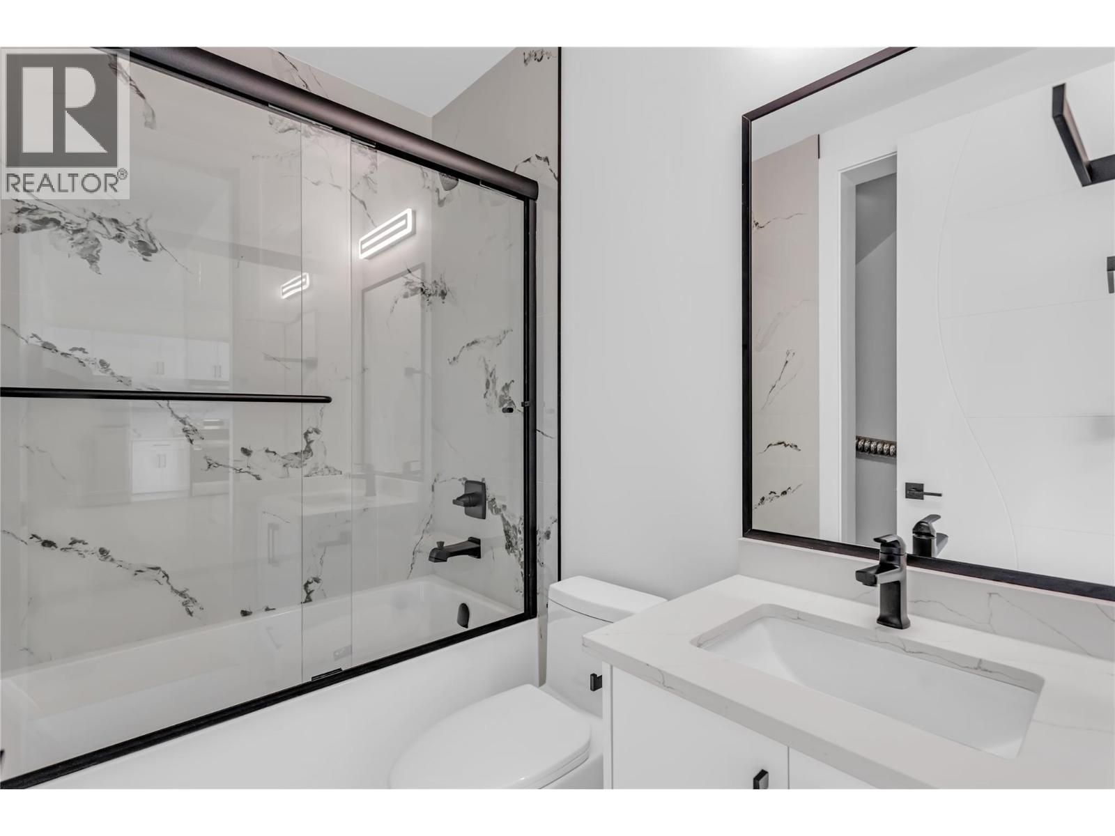 Full Bathroom - 1152 Hume Avenue, Kelowna, BC