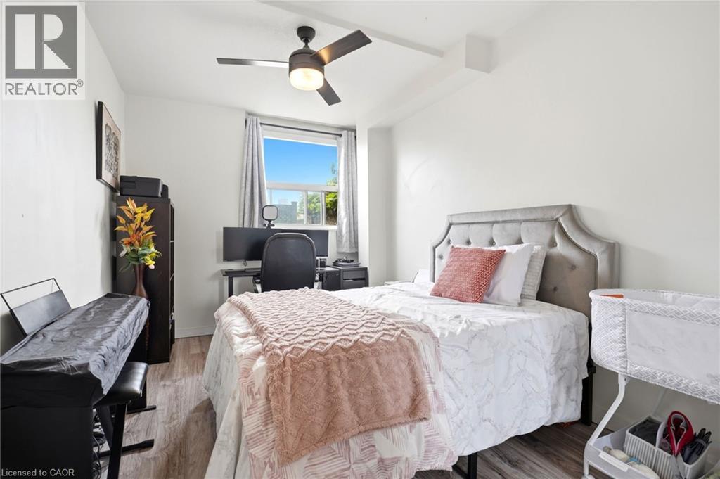 Bedroom featuring wood-finish flooring and a ceiling fan with integrated lighting - 15 Nicklaus Drive Unit# 17, Hamilton, ON