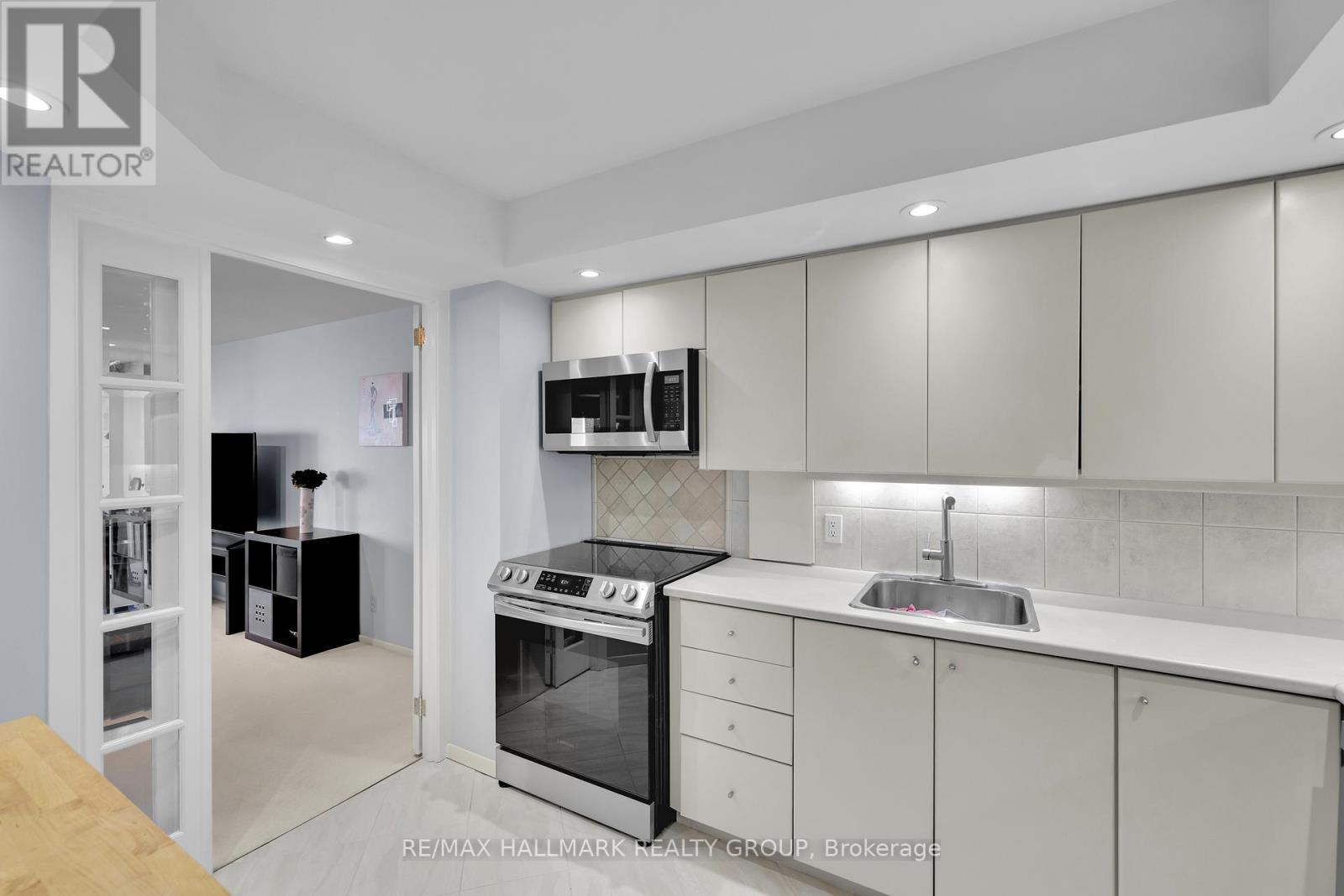 810 - 151 Bay Street, Ottawa, ON