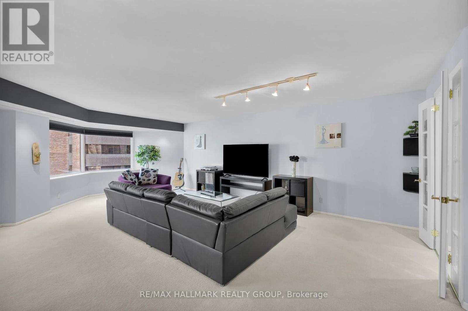810 - 151 Bay Street, Ottawa, ON