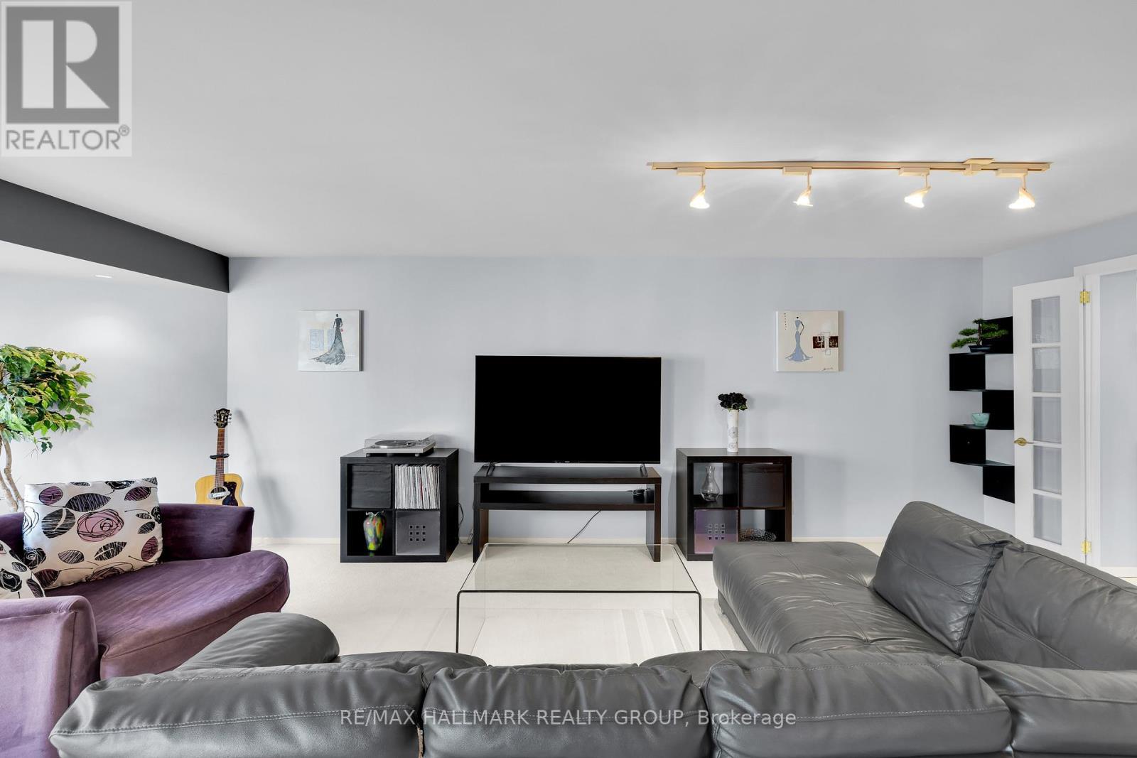 810 - 151 Bay Street, Ottawa, ON