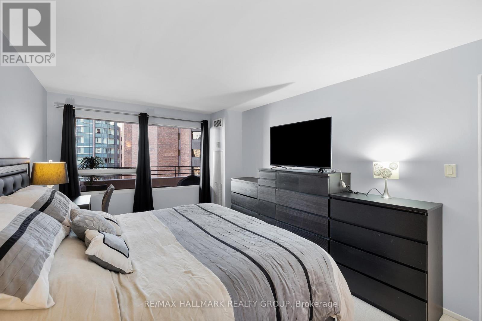 810 - 151 Bay Street, Ottawa, ON