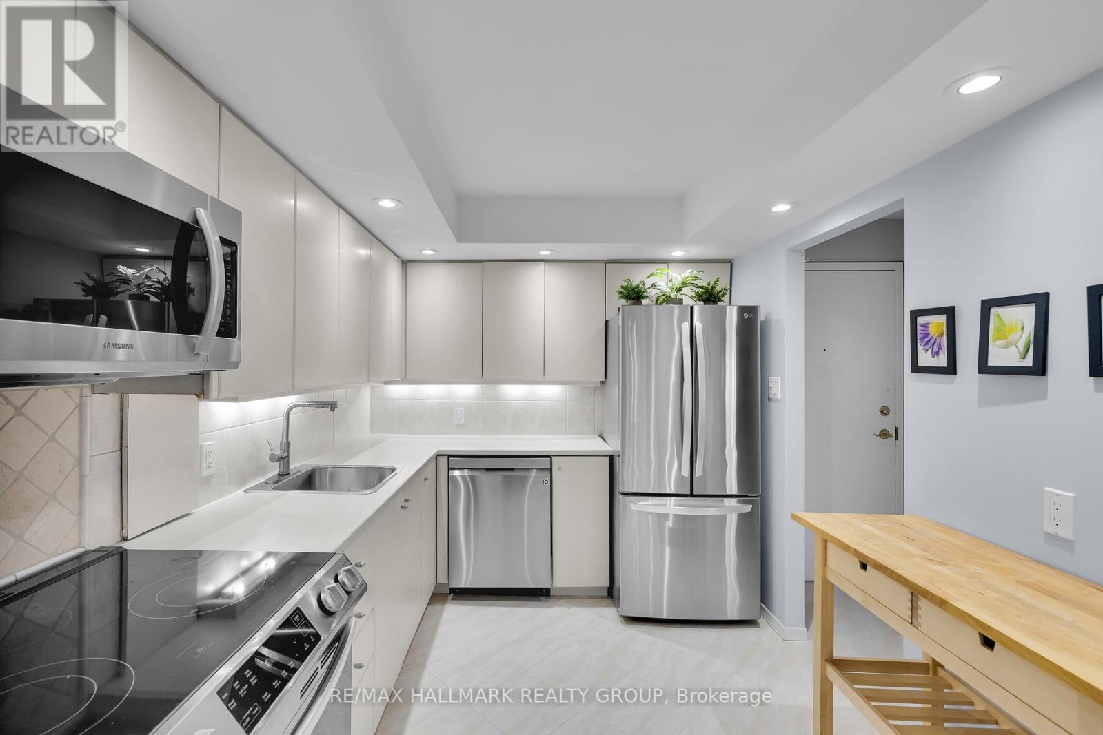 810 - 151 Bay Street, Ottawa, ON