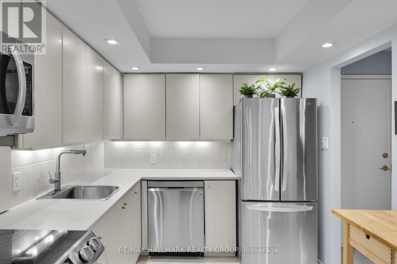 810 - 151 Bay Street, Ottawa, ON