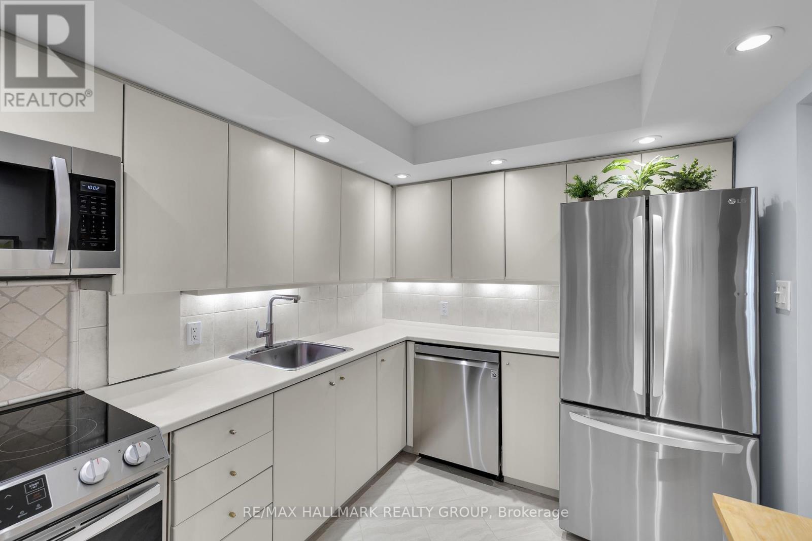 810 - 151 Bay Street, Ottawa, ON