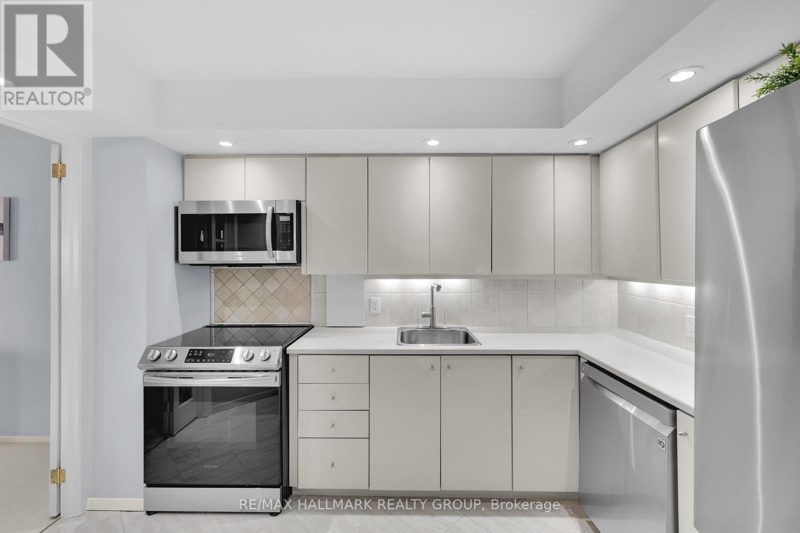 810 - 151 Bay Street, Ottawa, ON