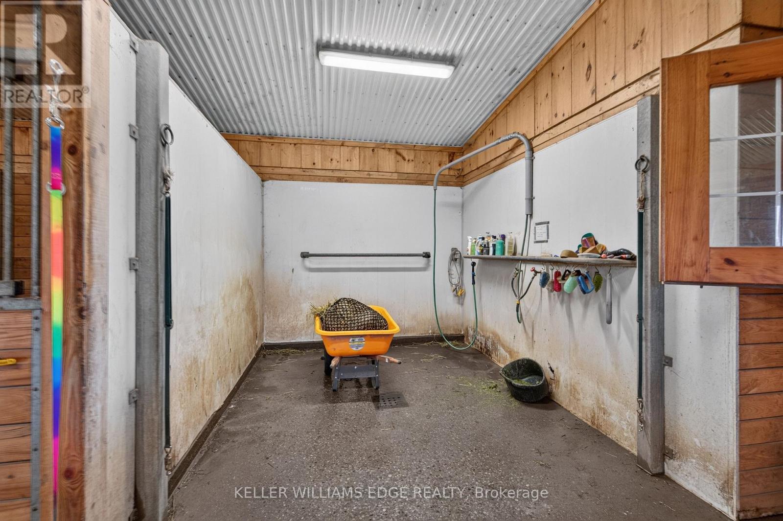 WASH STALL - 564 8Th Concession Road E, Hamilton, ON