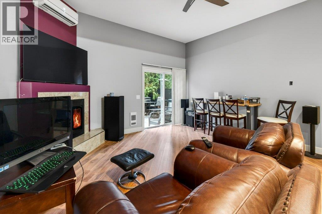 1 Wolfe Street, Sicamous, BC - Indoor Photo Showing Living Room
