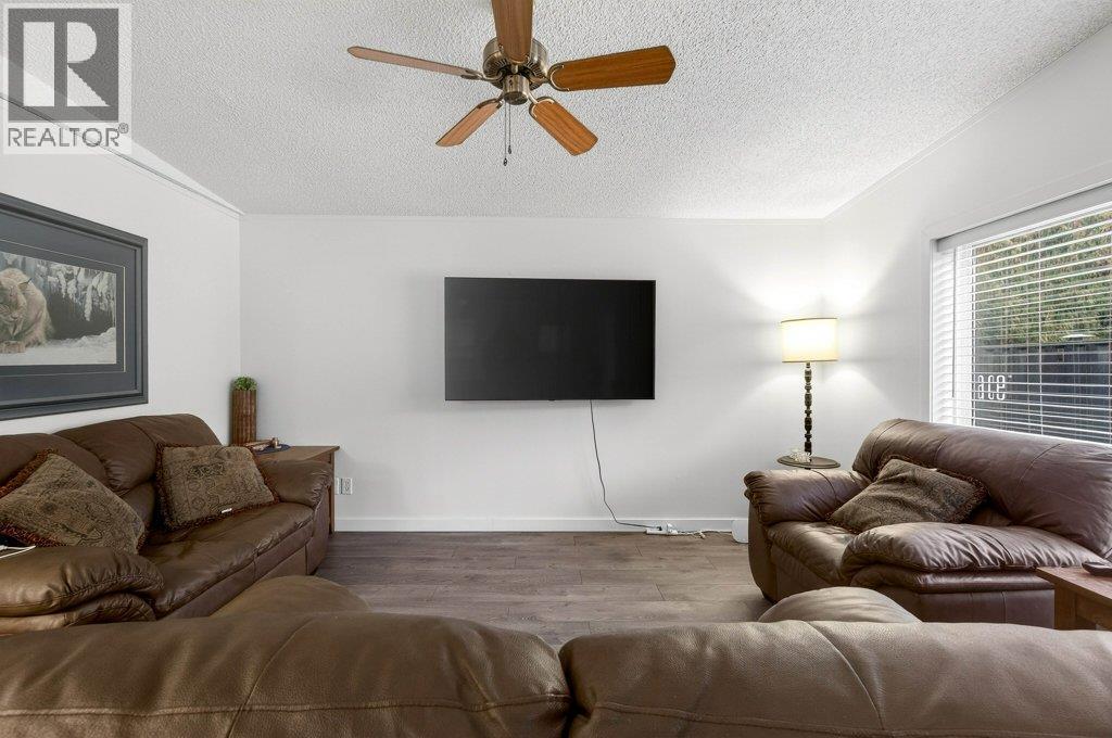 1 Wolfe Street, Sicamous, BC - Indoor Photo Showing Living Room