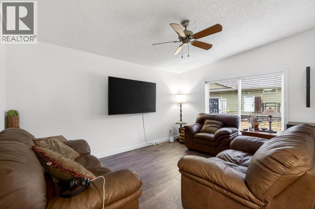 1 Wolfe Street, Sicamous, BC - Indoor Photo Showing Living Room