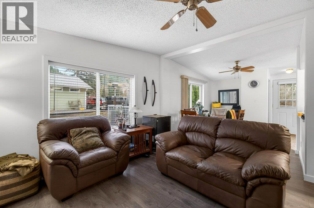 1 Wolfe Street, Sicamous, BC - Indoor Photo Showing Living Room