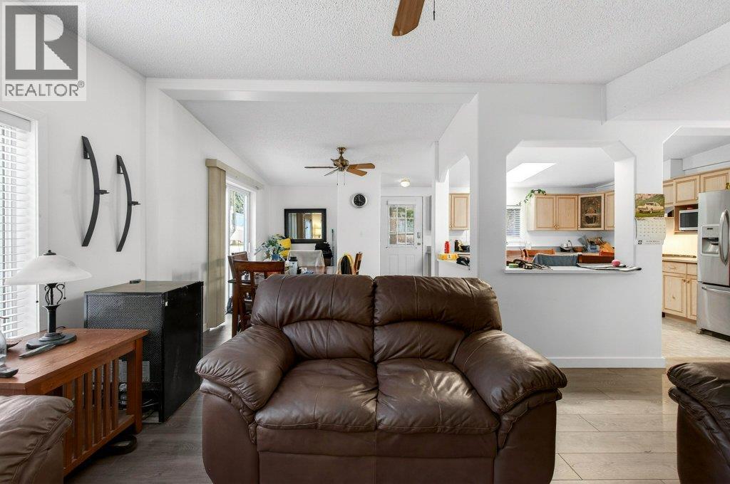 1 Wolfe Street, Sicamous, BC - Indoor Photo Showing Living Room