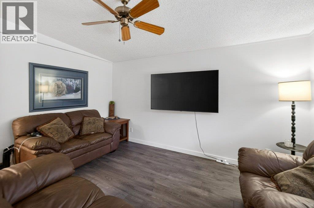 1 Wolfe Street, Sicamous, BC - Indoor Photo Showing Living Room