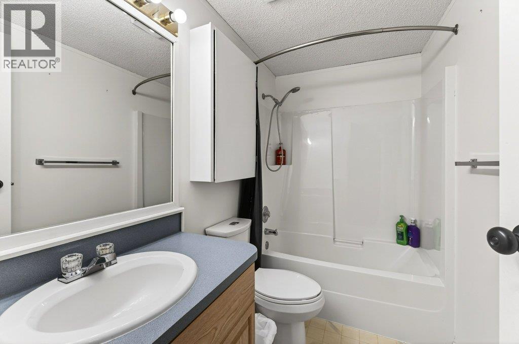1 Wolfe Street, Sicamous, BC - Indoor Photo Showing Bathroom