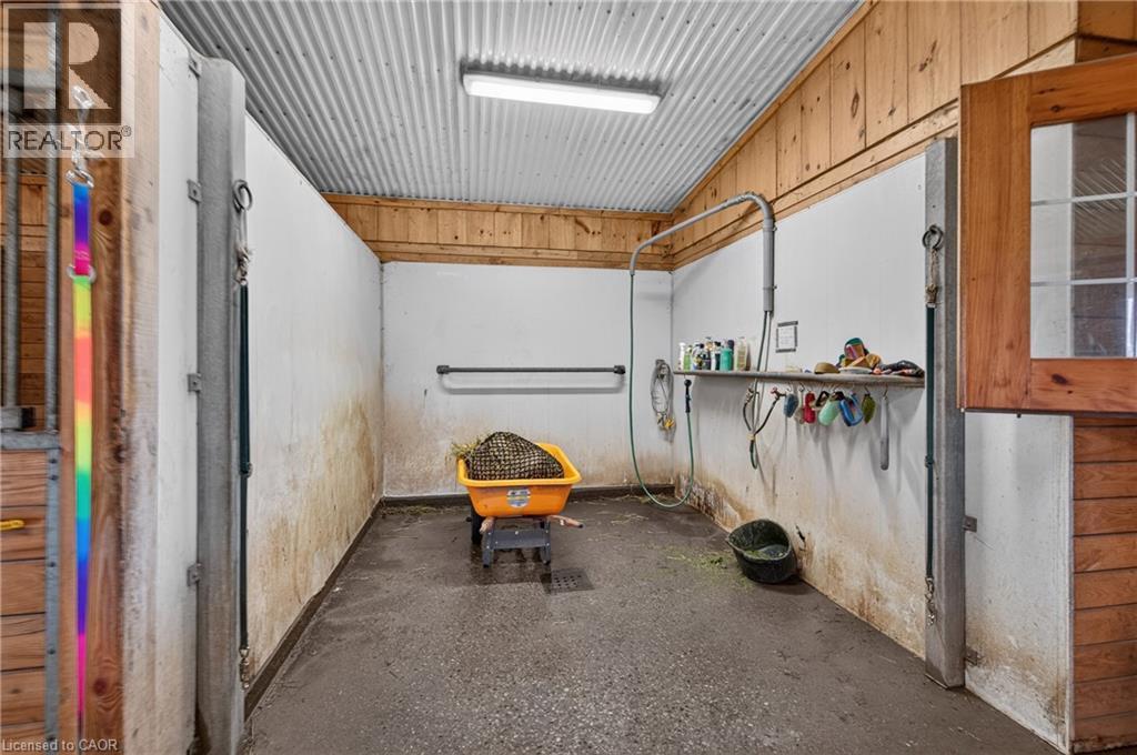 WASH STALL - 564 8Th Concession Road E, Carlisle, ON