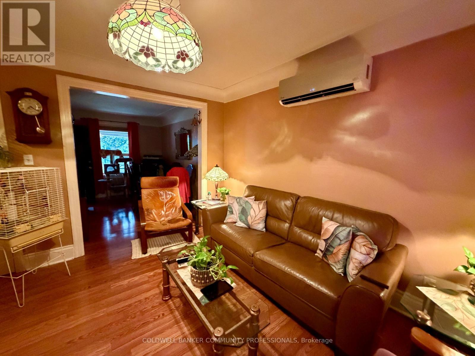 92 Case Street, Hamilton, ON - Indoor Photo Showing Living Room