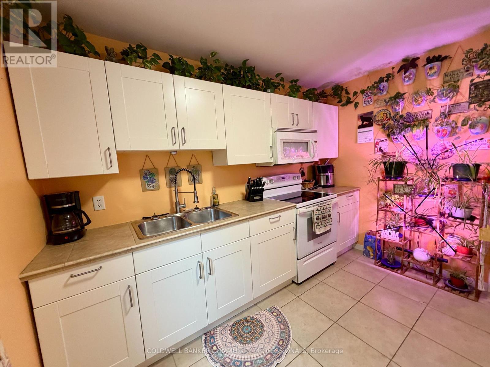 92 Case Street, Hamilton, ON - Indoor Photo Showing Kitchen With Double Sink