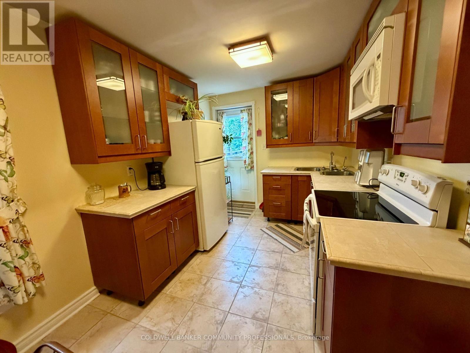 92 Case Street, Hamilton, ON - Indoor Photo Showing Kitchen