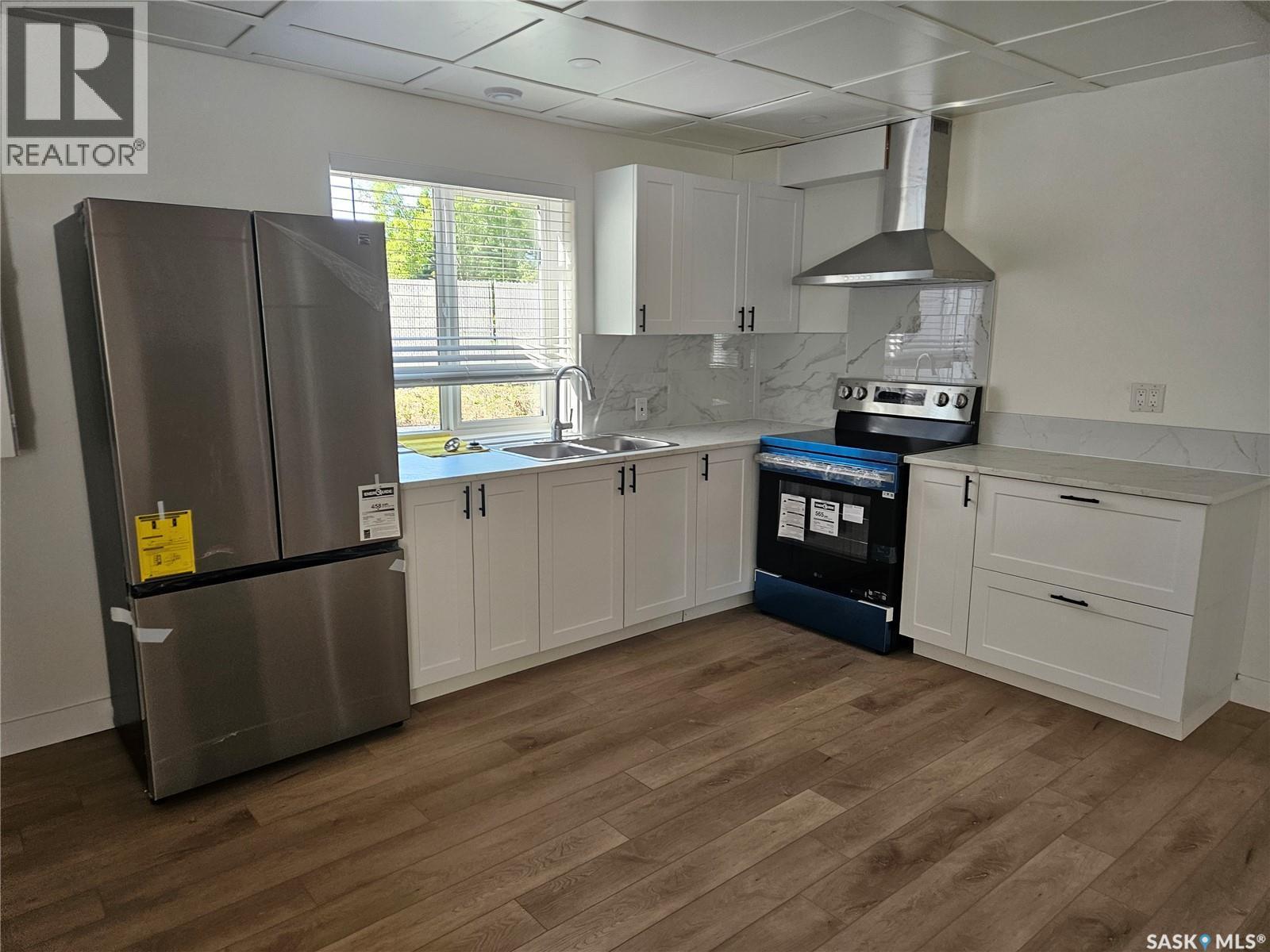 607 Addie Crescent, Saskatoon, SK - Indoor Photo Showing Kitchen With Double Sink