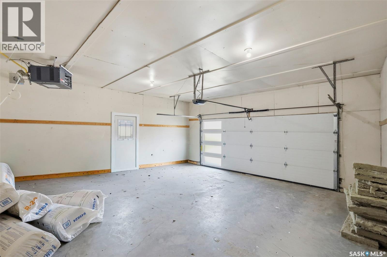 607 Addie Crescent, Saskatoon, SK - Indoor Photo Showing Garage