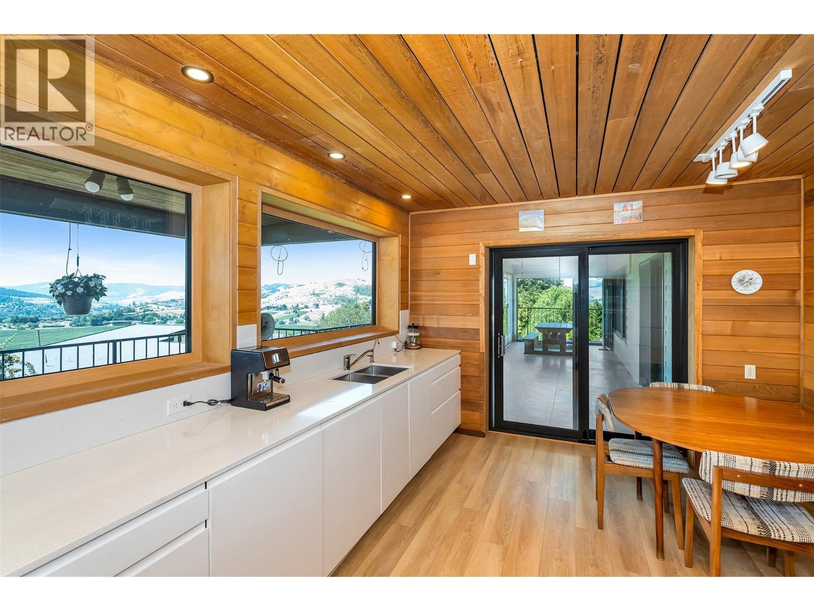 460 Crestview Drive, Coldstream, BC - Photo Showing Dining Room