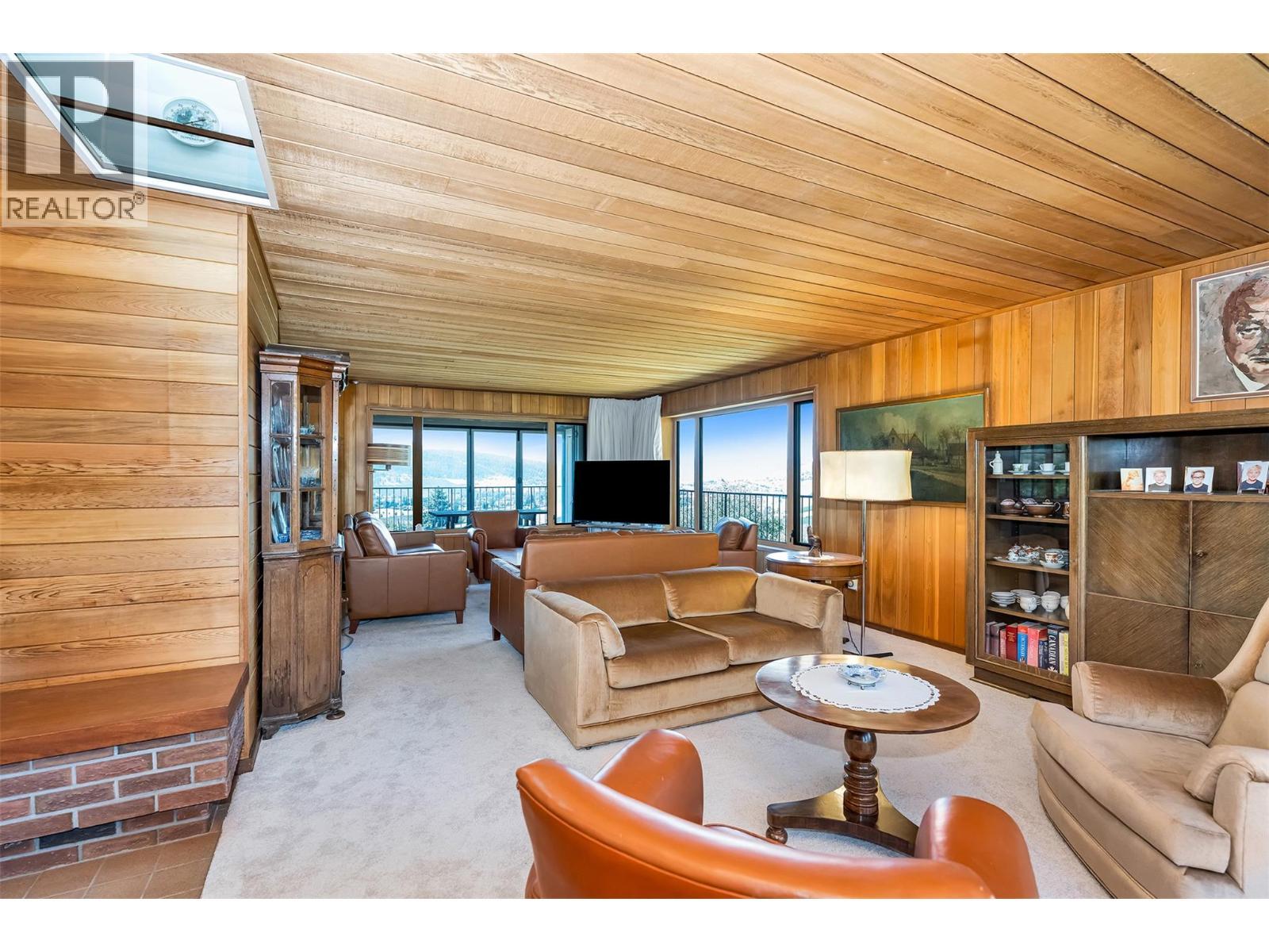 460 Crestview Drive, Coldstream, BC - Indoor Photo Showing Living Room