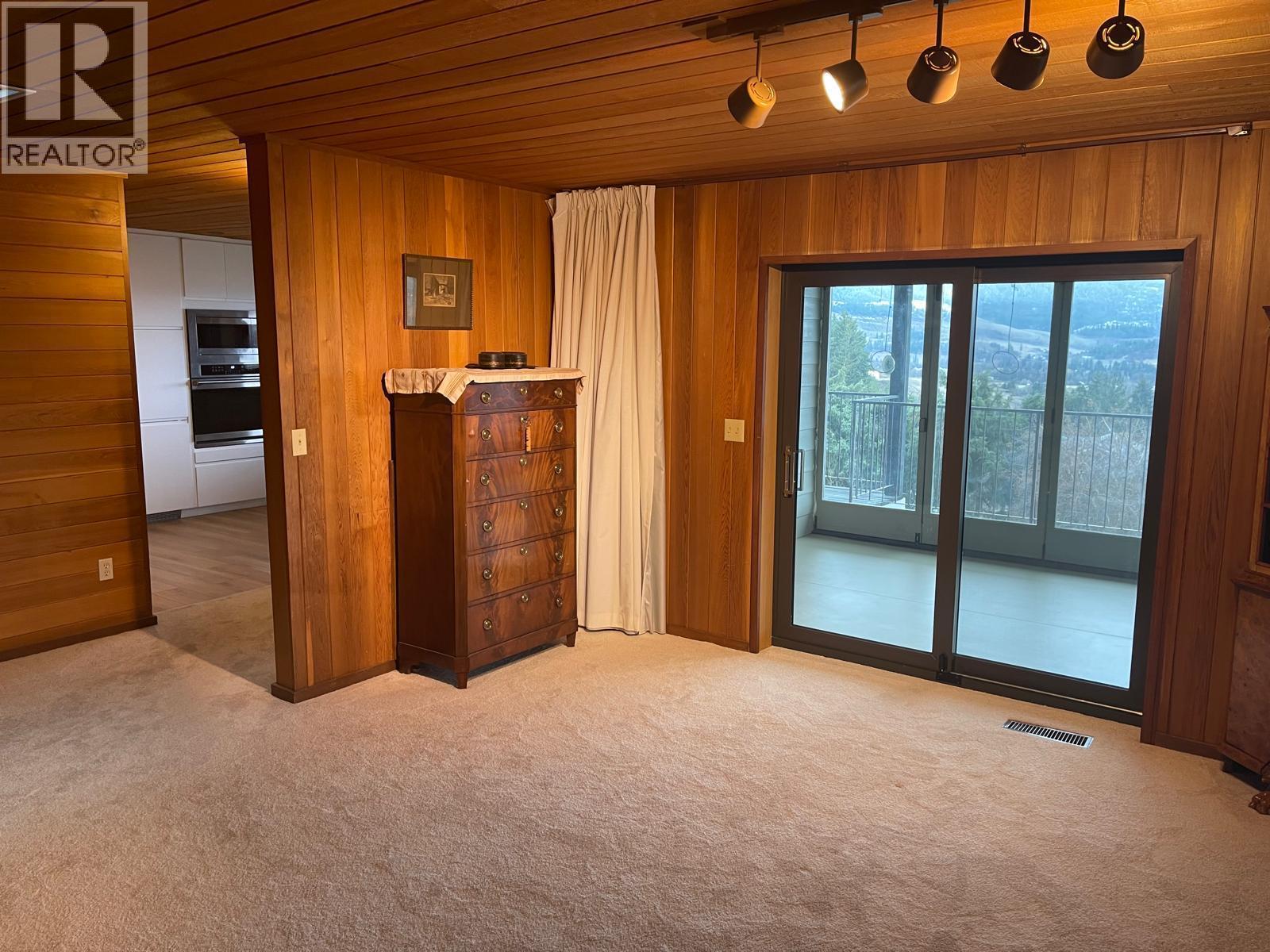460 Crestview Drive, Coldstream, BC - Indoor Photo Showing Other Room