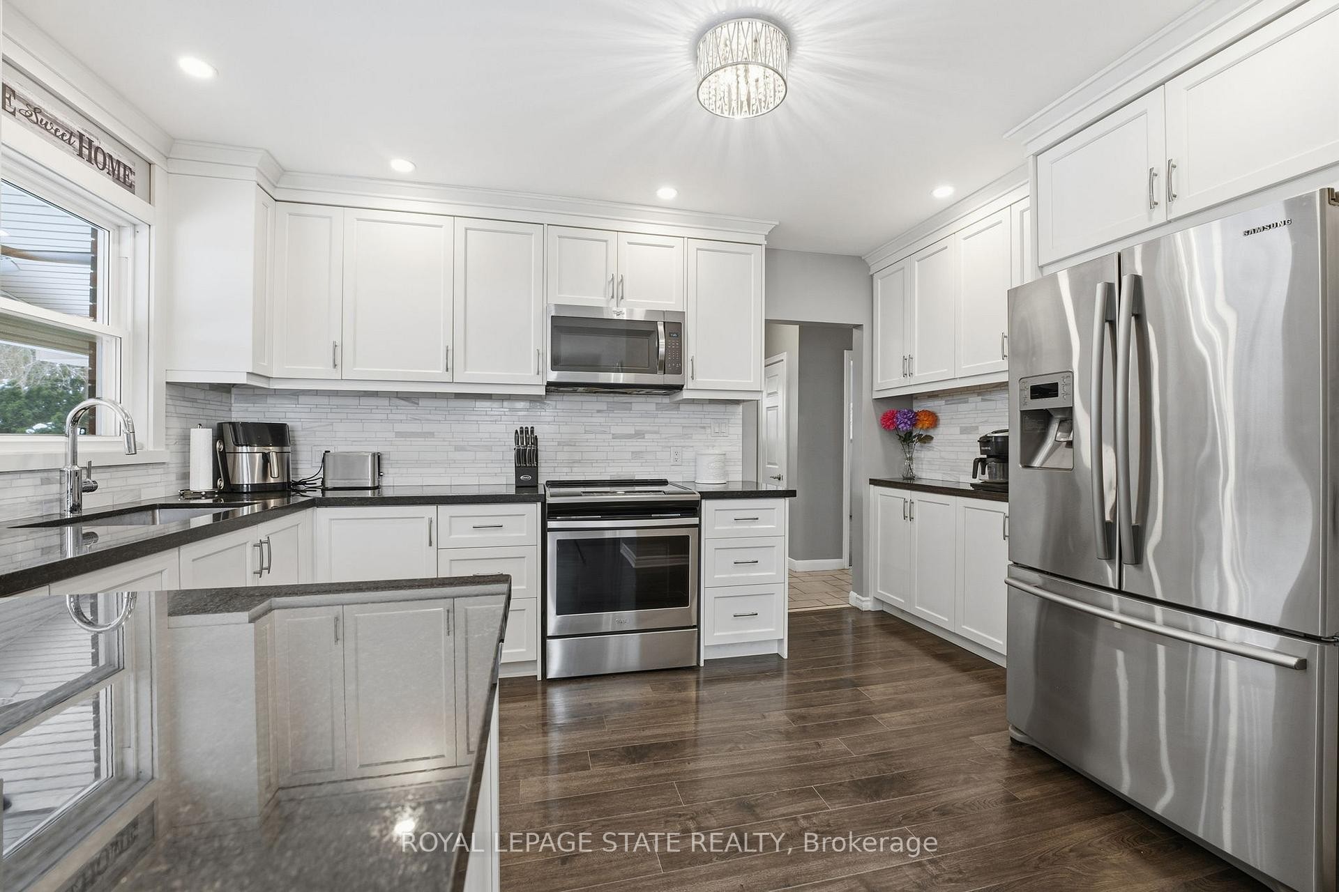 473 Mohawk Road W, Hamilton, ON - Indoor Photo Showing Kitchen With Upgraded Kitchen