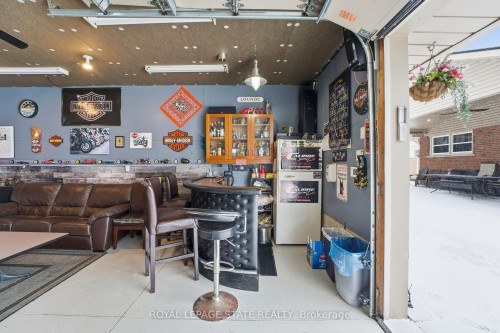 473 Mohawk Road W, Hamilton, ON - Indoor Photo Showing Garage