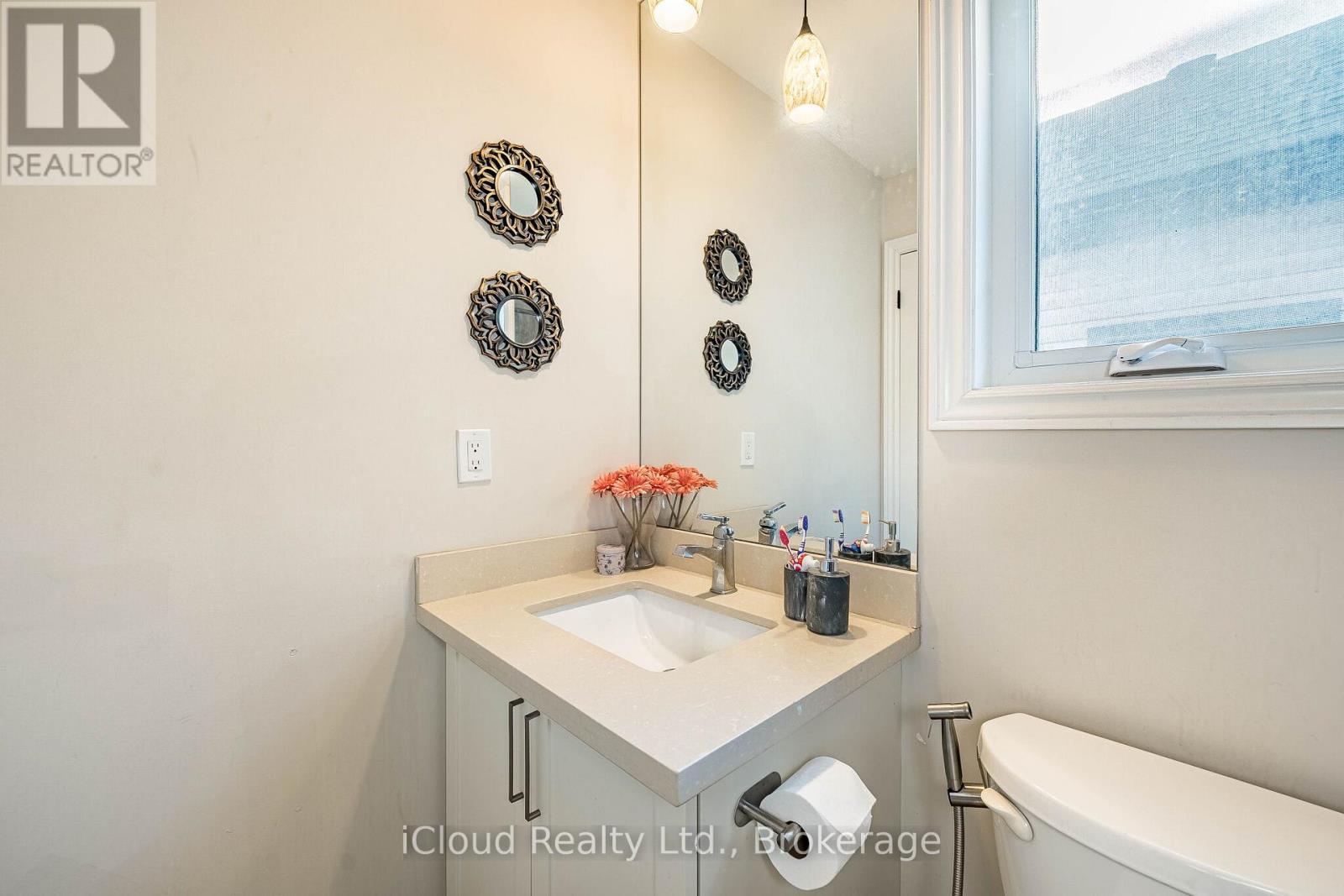 Powder room - 235 Mead Avenue, Hamilton, ON - Indoor Photo Showing Bathroom