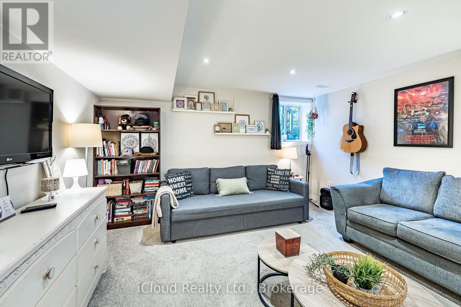 235 Mead Avenue, Hamilton, ON - Indoor Photo Showing Living Room