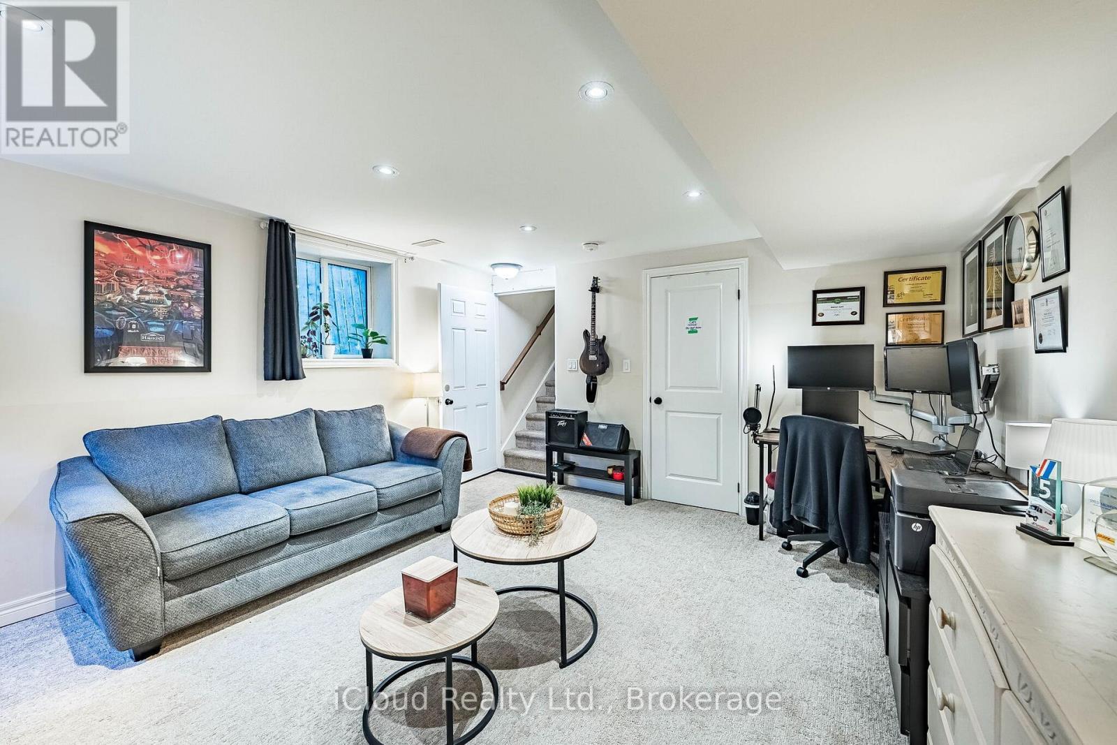 235 Mead Avenue, Hamilton, ON - Indoor Photo Showing Living Room