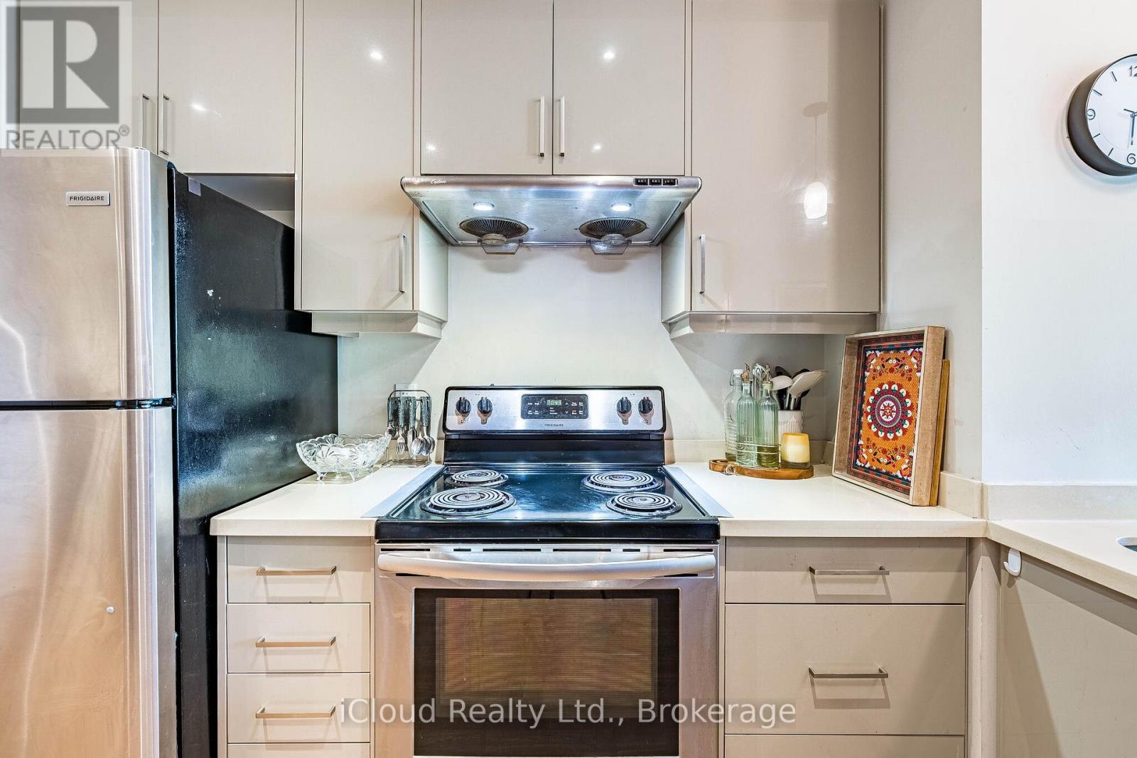 235 Mead Avenue, Hamilton, ON - Indoor Photo Showing Kitchen